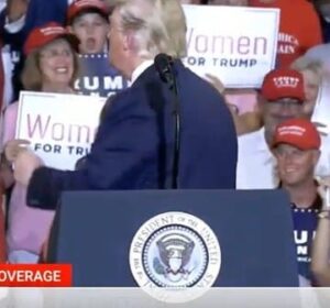 Read more about the article LOL!! A nancy Pelosi lookalike is standing directly behind POTUS at the trump re…