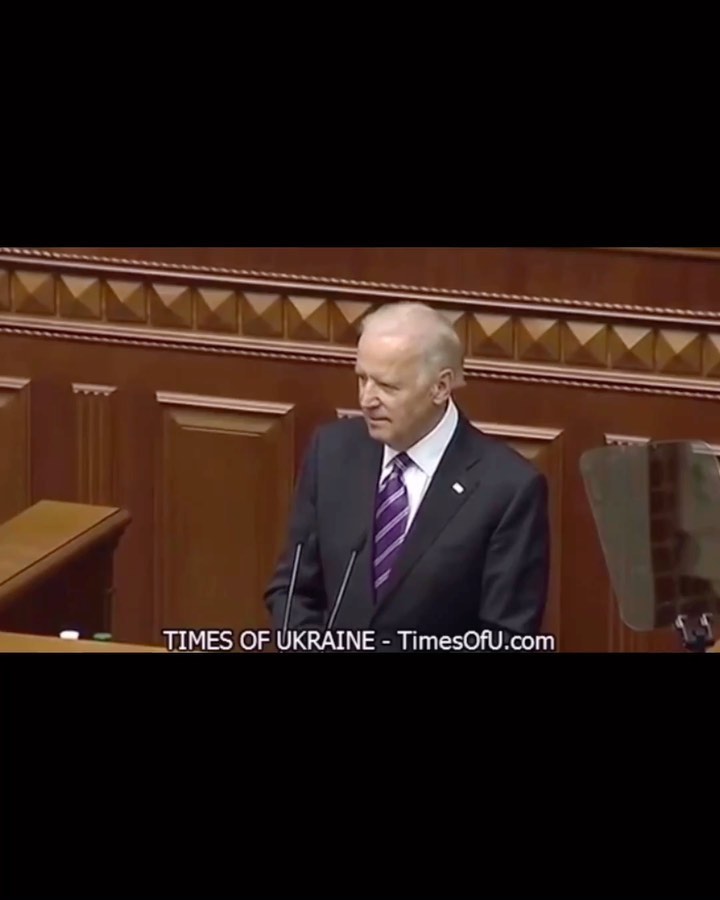 Read more about the article Via @cattuuu2 
Biden in Ukraine digging his own grave.
…