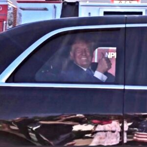 Read more about the article Pic of potus driving through Newport Beach today. He knows So. Cal. loves him.