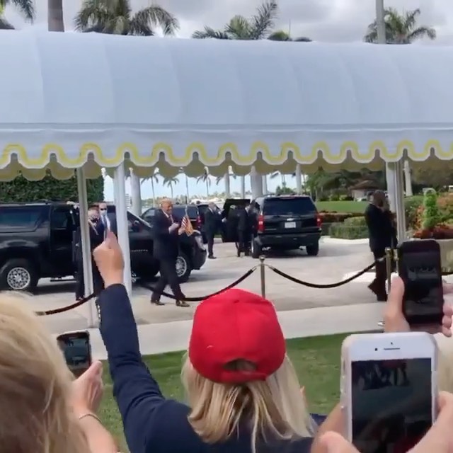 Read more about the article President Trump & First Lady Melania arriving at Mar-a-Lago