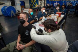 Read more about the article #USNavy Sailors aboard @TheCVN69 receive their second dose of the #COVID19 vacci