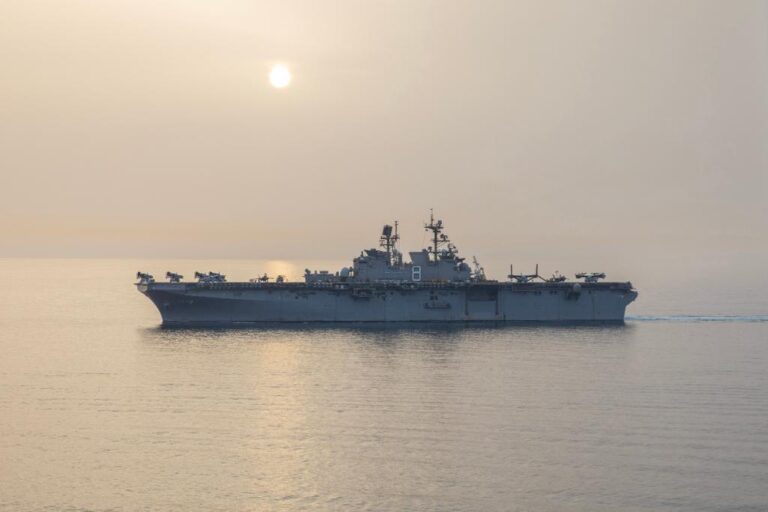 Read more about the article The #USNavy Amphibious assault ship #USSMakinIsland transits the #StraitOfHormuz