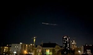 Read more about the article Disintegrating SpaceX Falcon rocket booster makes spectacular display across the