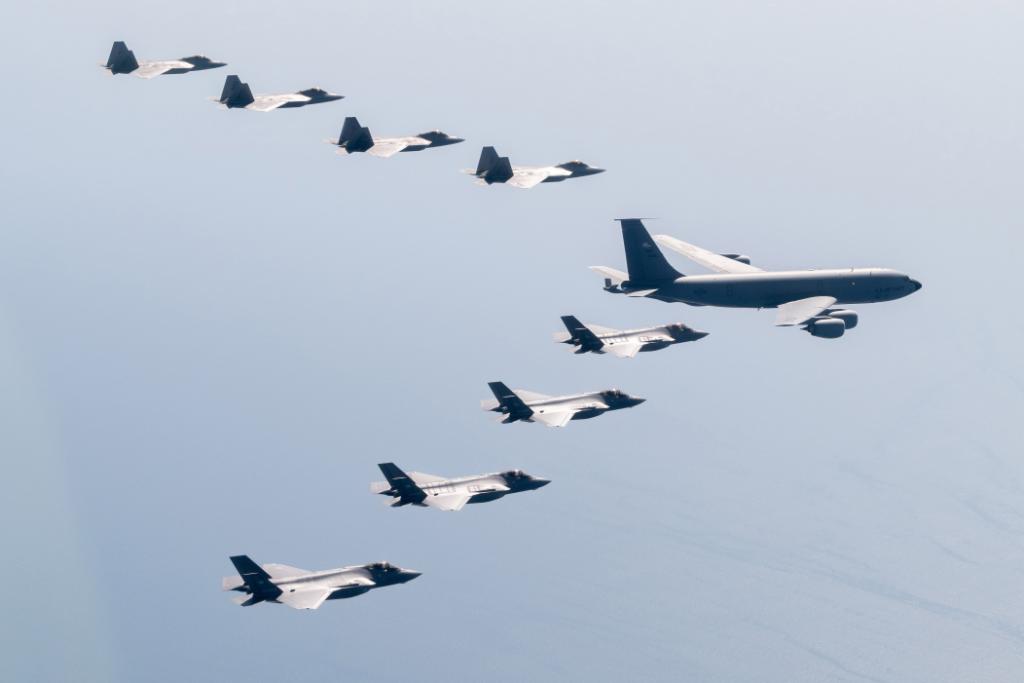 You are currently viewing Future flight.
Four @usairforce F-22 Raptors and a KC-135 Stratotanker fly along