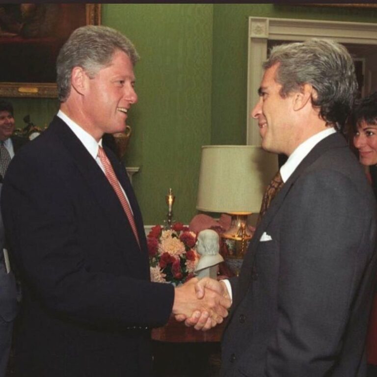 Read more about the article New photos of friends: Bill Clinton Meets with Jeffrey Epstein & Ghislaine Maxwell