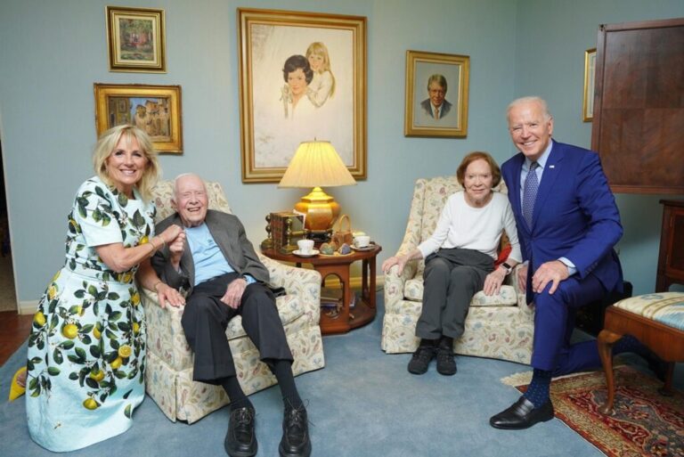Read more about the article Joe Biden and Nurse Jill Take Creepy Picture with Jimmy and Rosalynn Carter