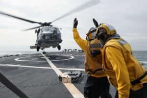Read more about the article Flight ops in the #NorthSea  

An MH-60 Seahawk takes off aboard #USSRoss (DDG 7