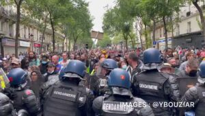Read more about the article NOW – People chanting “Liberté” in Paris as they protest against mandatory vacci