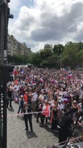 Read more about the article BREAKING: Massive crowd outside the Eiffel Tower chanting “Macron Demission, Mac