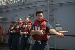 Read more about the article Sailors assigned to the amphibious assault ship USS Iwo Jima (LHD 7) 
participat