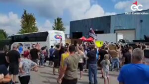 Read more about the article A group of people shouted, “F— Trudeau” in Cambridge, Ontario as he is campaigni