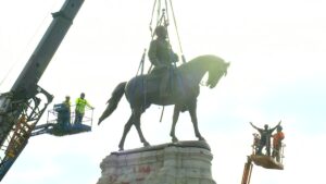 Read more about the article NOW – Robert E. Lee statue is removed from Monument Avenue in Richmond as the cr