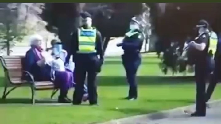 Read more about the article The Australian police terrorizing an elderly couple sitting on a bench without a