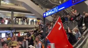 Read more about the article SWITZERLANDâ€”Massive protesters force entrance into the main railway station in B