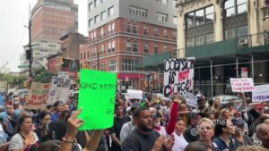 Read more about the article Chants of “The system is corrupt!” outside the NYC DOE at today’s ‘Teachers Marc