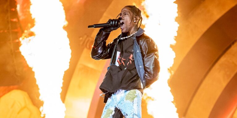 Read more about the article Travis Scott, Drake sued over Astroworld concert incident.