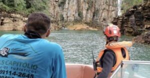 Read more about the article In tragedy captured on social video, Brazilian cliff collapses on tourist boats at lake
