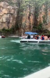 Read more about the article Oh shid….
Brazil – side cliff breaks off and falls onto boats. 5 people have d