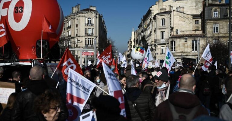 Read more about the article Teachers in France go on strike over handling of COVID-19 in schools, classrooms