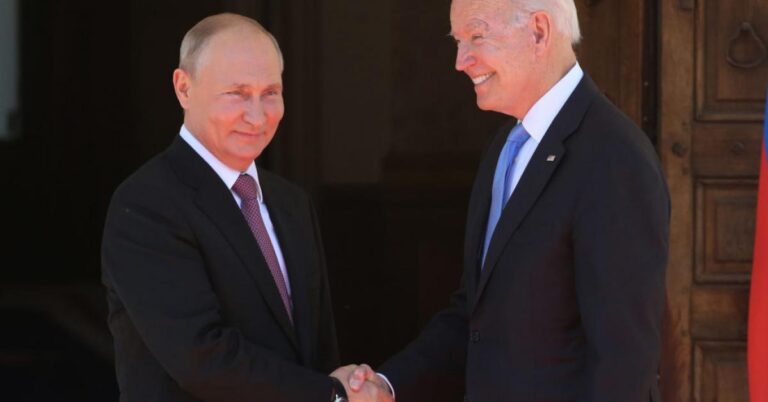 Read more about the article Biden continues threats of economic sanctions over Ukraine, while Putin appears undeterred