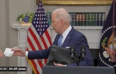 Read more about the article Joe Biden Ends Press Conference, Hands Justice Breyer a Dirty Mask, Then Walks Off the Stage Maskless (VIDEO)