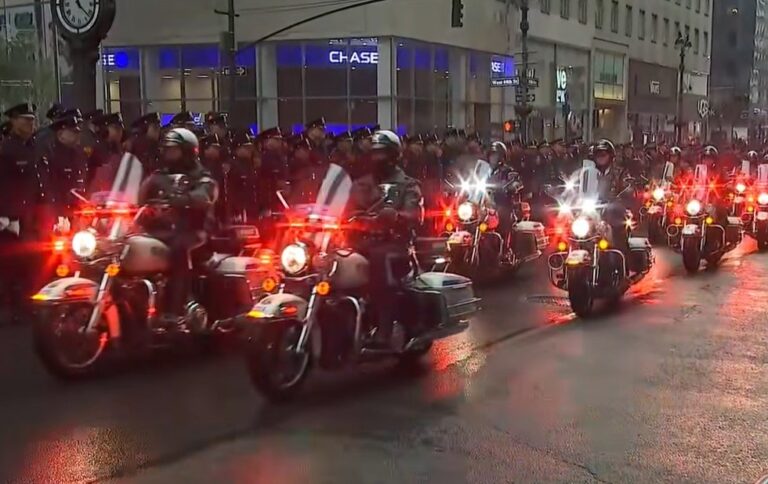 Read more about the article INCREDIBLE VIDEO! THOUSANDS of New York Police Officers Salute in Formation as Casket of Fallen Officer Rivera Passes on Street