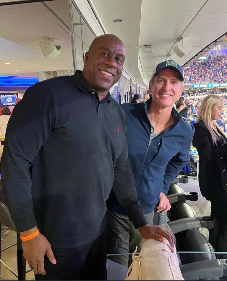 Read more about the article @MagicJohnson and @GavinNewsom at the Rams game today! Wait..where are your mask