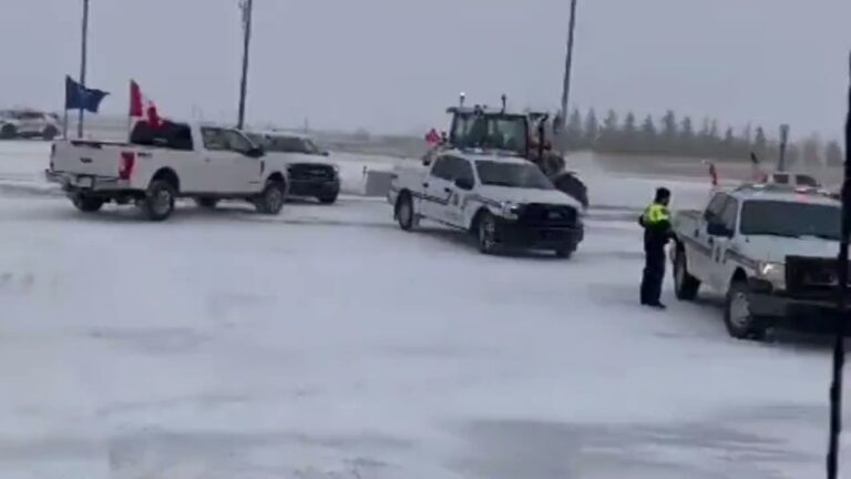 Read more about the article Canadian farmers break through police barricades to support Truckers who blocked
