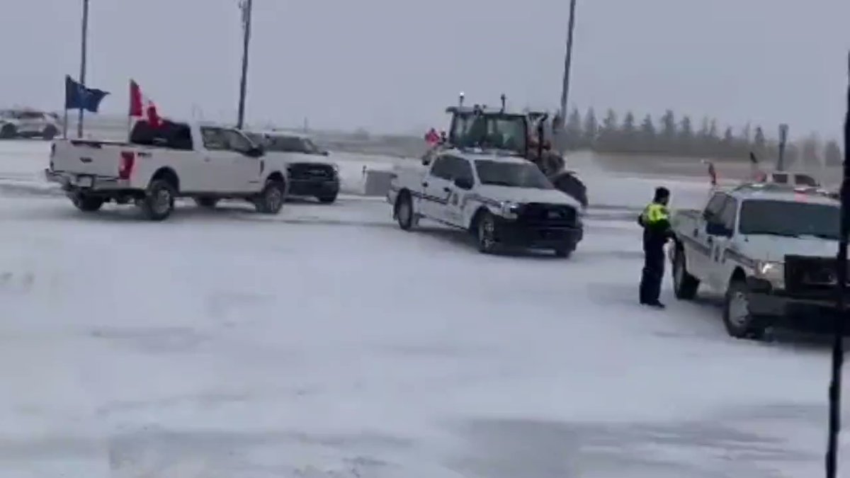 You are currently viewing Canadian farmers break through police barricades to support Truckers who blocked