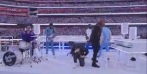 Read more about the article Eminem Takes a Knee During Super Bowl Halftime Performance (VIDEO)