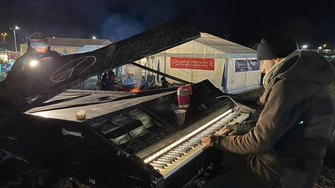You are currently viewing German Pianist Plays a Song for the Rule of Law Foundation Donors in the Refugees Camp on the border of Polish – GNEWS