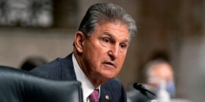 Read more about the article .@Sen_JoeManchin calls Biden lifting Title 42 border policy ‘frightening decisio