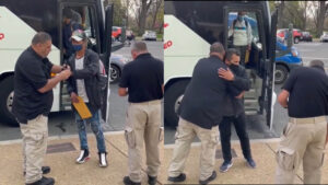 Read more about the article First Bus of Illegal Immigrants from Texas Drops Off Close to U.S. Capitol (VIDEO)