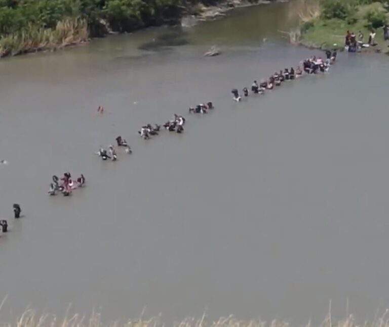 Read more about the article This Is What an Wide Open Border Looks Like: Endless Stream of Illegals Wade Across Rio Grande Unimpeded