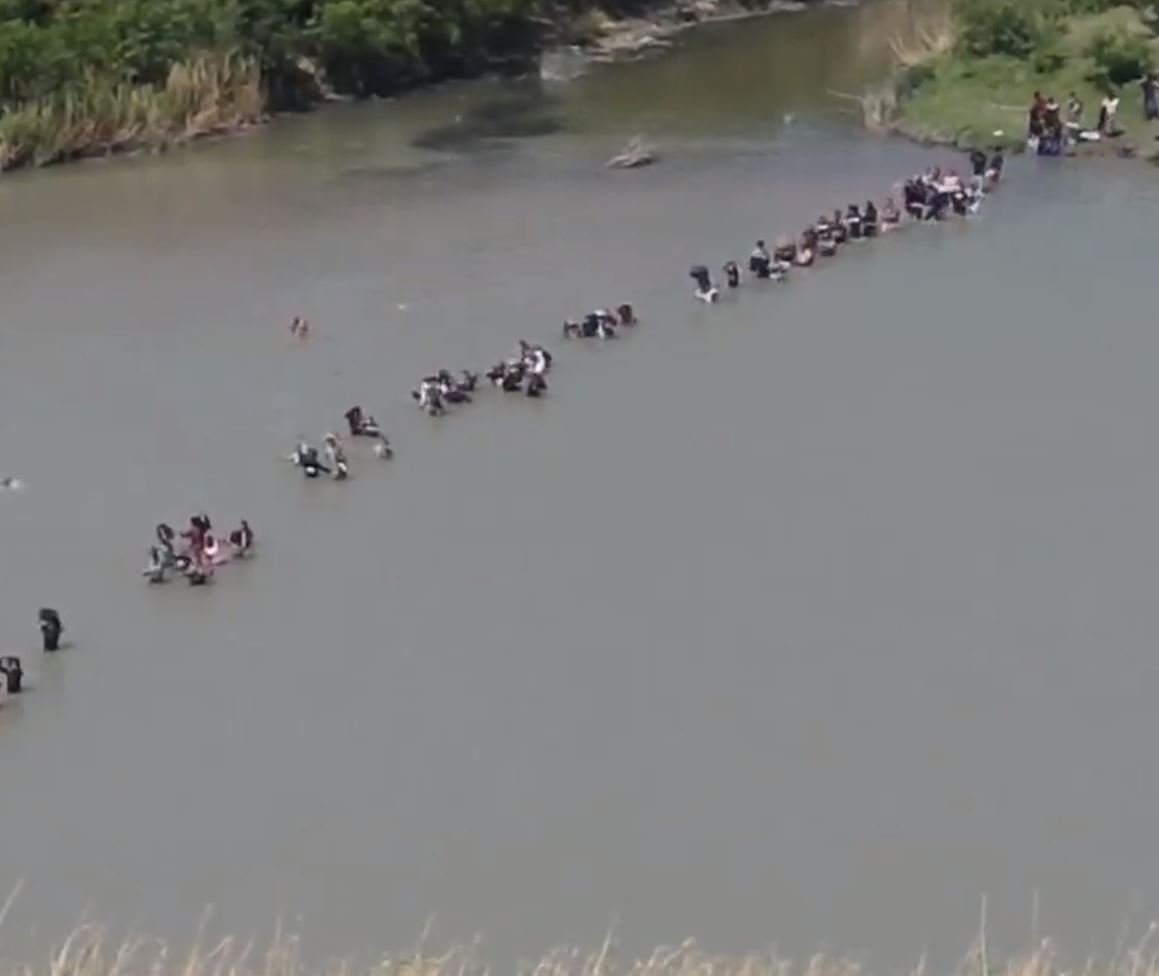 You are currently viewing This Is What an Wide Open Border Looks Like: Endless Stream of Illegals Wade Across Rio Grande Unimpeded