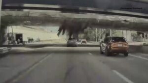 Read more about the article Watch This Car-Hauler Smash a Van Directly Into a Freeway Overpass