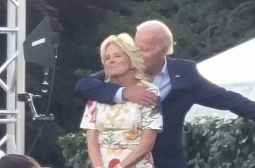 You are currently viewing Jill Biden Reminds Joe Biden to Say “God Bless America” at 4th of July Celebration