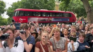 Read more about the article Live scenes as Boris Johnson resigns outside 10 Downing Street – the crowd boo i