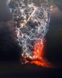 Read more about the article Phenomenal lightning occurring in the volcanic plume during the eruption of the