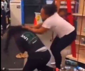 Read more about the article Clerk at O’Reilly’s Auto Parts Shoots Customer after the Woman Pulled Her Over Counter and Beat Her A$$ and Talked About Her Mama (VIDEO)