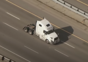 Read more about the article Calif. Police Chase: Authorities in pursuit of reportedly stolen big rig