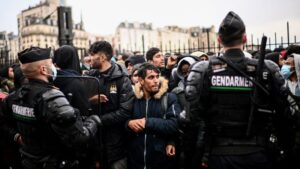 Read more about the article Police Clear Nearly 1,000 Migrants From Illegal Camp in Paris