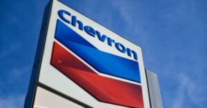 Read more about the article Amid still-elevated gas prices, Biden prepares to give Chevron license to pump oil in Venezuela
