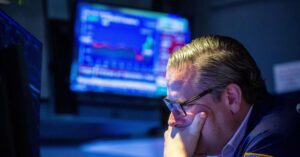 Read more about the article Dow plunges 1,000 points in early week trading amid recession fears