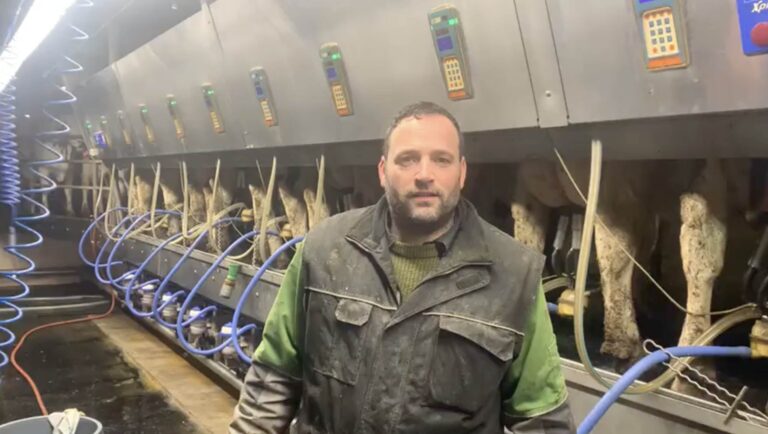 Read more about the article Canadian Government Forces Dairy Farmer to Dump 30,000 Liters of Milk Because He Exceeded His Quota (VIDEO)